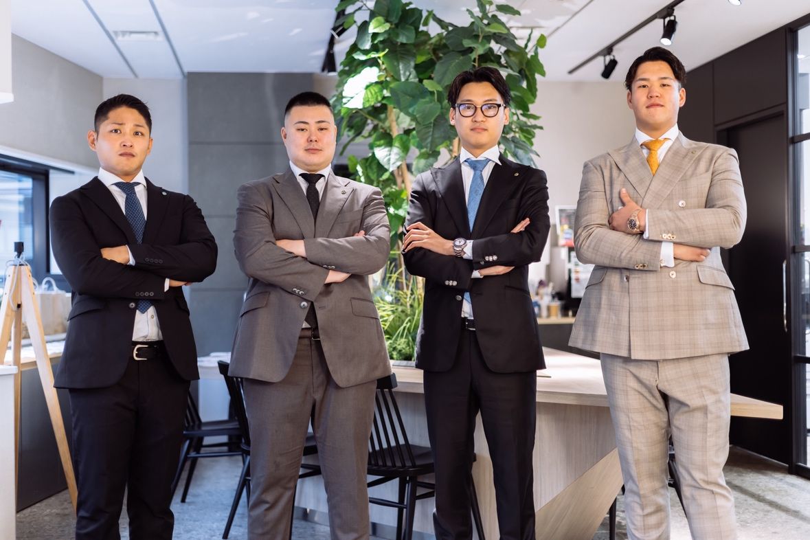 オフィスに並ぶ営業社員